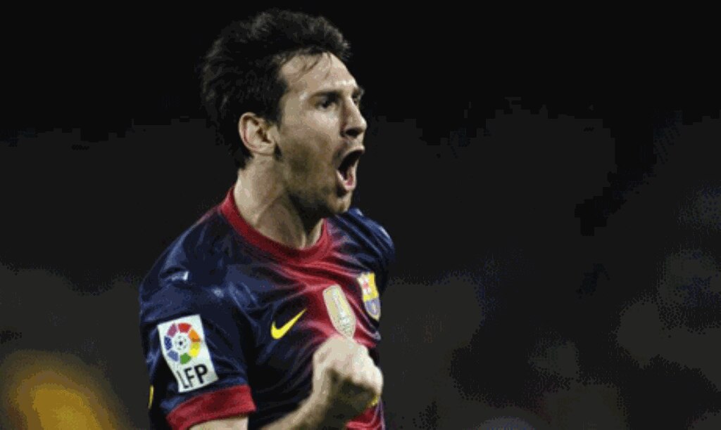 Lionel Messi. Les revenus du quintuple ballon d'or sont estimés à 74 millions d'euros par an dont 36 millions de salaires divers, 3 millions de primes et 35 millions d'euros d'autres revenus publicitaires pour l'Argentin.