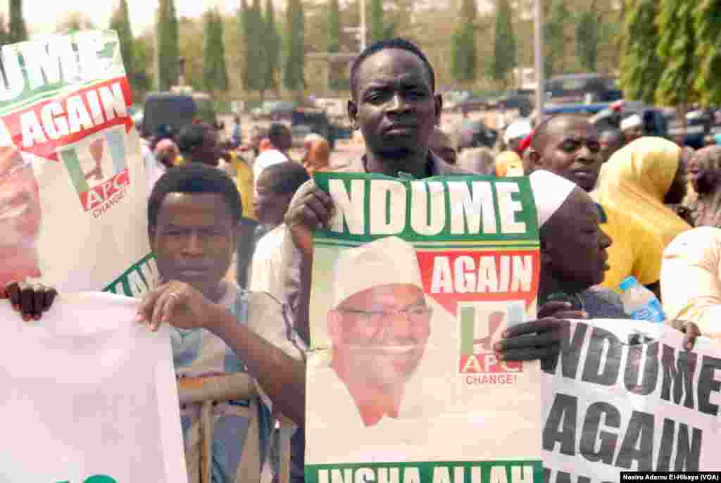 Wasu masu goyon bayan Ali Ndume a lokacin zanga zangar da suka yi sun yi na kiran a mayar da shi majalisa a Abuja, Afrilu 04, 2017