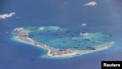 Kapal pengeruk China di perairan sekitar Karang Mischief di Kepulauan Spratly yang dipersengkatan di Laut China Selatan. (Foto: Dok)