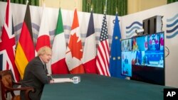 Perdana Menteri Inggris Boris Johnson menjadi tuan rumah pertemuan virtual para pemimpin dunia G7, dari dalam Ruang Kabinet di Downing Street di London, Jumat, 19 Februari 2021. (Foto: AP)
