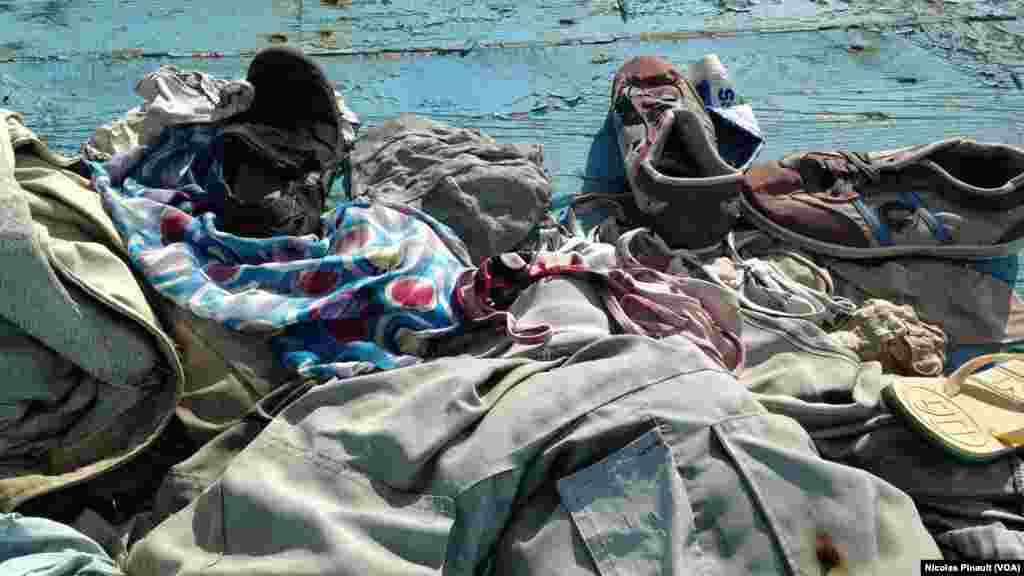 Des vêtements et des chaussures sur un bateau au mémorial de Pozzallo. Ce site rend hommage aux victimes qui sont mortes en tentant de rejoindre l'Europe en traversant la Méditerranée sur des embarcations de fortunes, Pozzallo, Sicile, 7 octobre 2015 (Nicolas Pinault/VOA). 
