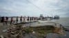 ARCHIVO - Migrantes venezolanos caminan hacia un barco que los llevará a Acandí, desde Necoclí, Colombia, el jueves 13 de octubre de 2022.