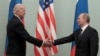 ARHIVA - Predsjednik Rusije Vladimir Putin i tadašnji potpredsjednik SAD Joe Biden rukuju se u Moskvi, 10. marta 2011. (Foto: Reuters/Alexander Natruskin)
