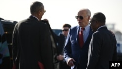 El presidente Joe Biden junto al primer ministro de Cabo Verde, Ulisses Correia e Silva, y a José Luis Livramento, embajador de Cabo Verde en Estados Unidos, en la pista del Aeropuerto Internacional Amilcar Cabral, cerca de Espargos, Cabo Verde, el 2 de diciembre de 2024.