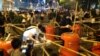 港警周二上午强行清除金钟道路障 