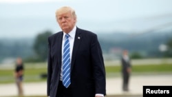 Presiden Donald Trump menaikin pesawat kepresidenan Air Force One untuk terbang ke Hagerstown, Maryland setelah mengadakan pertemuan di dekat Camp David dengan Dewan Keamanan Nasional. 18 Agustus 2017. (Foto:dok)