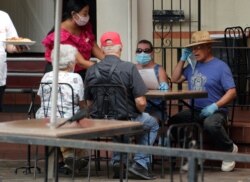 Comensales en un restaurante junto al River Walk en San Antonio, Texas, el 15 de junio de 2020.