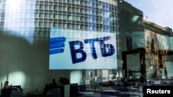 Ризик санкцій змусив компанії шукати альтернативні способи оплати та призвів до черг у філіалі ВТБ Банку у Шанхаї, повідомили джерела