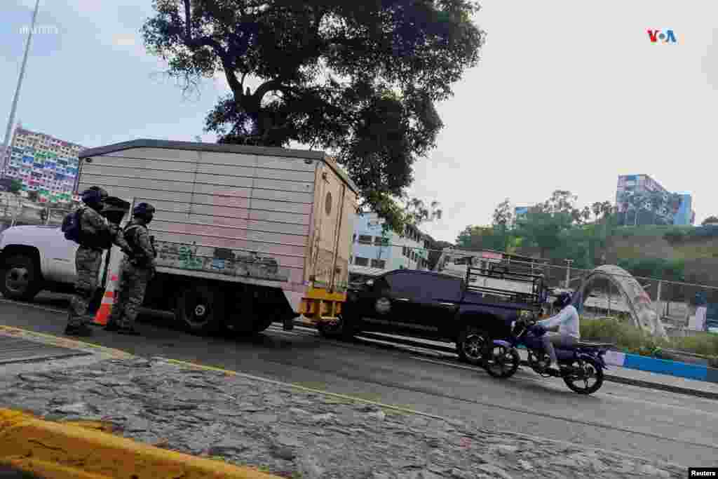 Miembros de la Dirección General de Inteligencia Militar (DGCIM) de Venezuela vigilan una carretera como parte de los preparativos de seguridad antes de la toma de posesión presidencial en Venezuela.