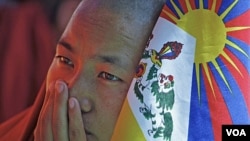 Un monje tibetano durante una demostración la semana pasada en la India.