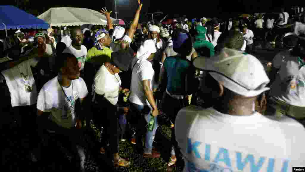 Les partisans de Joseph Nyuma Boakai, vice-président du Liberia et candidat à la présidence du Parti de l'Unité (UP), participent au rassemblement de la campagne présidentielle de leur parti à Monrovia, Libéria, le 7 octobre 2017.