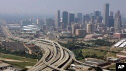 Vue lointaine de Houston, le 22 septembre 2005. Le Texas, deuxième État le plus peuplé aux USA, compte 3 villes de plus d'un million d'habitants.