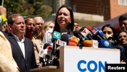 La aspirante presidencial opositora, María Corina Machado, rodeada de dirigentes de diversos partidos políticos de la oposición.