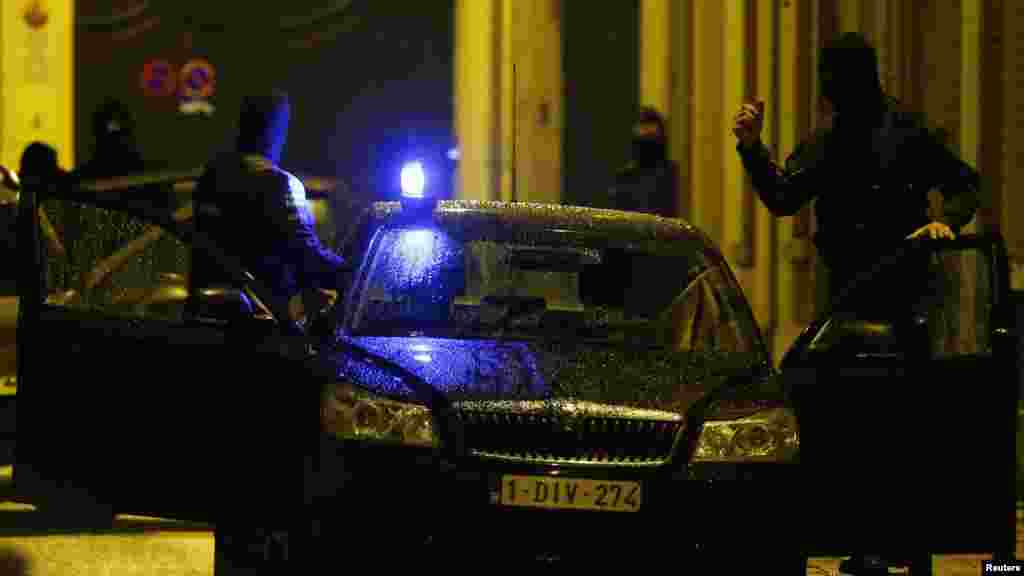 La police belge déployée lors d’un raid, à la recherche de fondamentalistes musulmans présumés liés aux attentats meurtriers à Paris, à Molenbeek, banlieue de Bruxelles, 17 novembre, 2015. 
