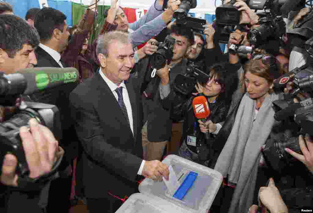 Muxolifatdan nomzod Jamil Hasanli ovoz berayapti.