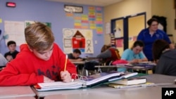 Kegiatan belaja mengajar berlangsung du salah satu sekolah di Newcastle, Oklahoma, pada 30 Maret 2017. (Foto: AP/Sue Ogrocki)