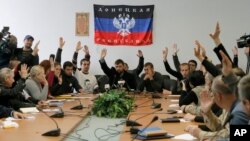 Donetksda hukumat binosiga kirib olgan odamlar mustaqil respublika e'lon qildi. 10-aprel, 2014-yil.