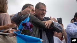 El presidente electo de Guatemala, Bernardo Arévalo, asiste a una marcha en conmemoración de la revolución de octubre de 1944 en la Ciudad de Guatemala, el viernes 20 de octubre de 2023. 