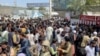 La gente intenta entrar en el aeropuerto internacional Hamid Karzai de Kabul, el 16 de agosto de 2021.