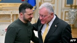 Владимир Зеленский приветствует Кита Келлога в Киеве. 20 февраля 2025 года 