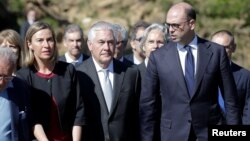 La Alta Representante para Asuntos Exteriores Federica Mogherini de la UE, el Secretario de Estado de Estados Unidos Rex Tillerson, y el Ministro de Relaciones Exteriores de Italia, Angelino Alfano, asisten a una ceremonia en el monumento a Sant'Anna di Stazzema dedicado a las víctimas de la masacre Pueblo de Sant'Anna di Stazzema por los nazis en 1944 durante la Segunda Guerra Mundial, Italia, 10 de abril de 2017.