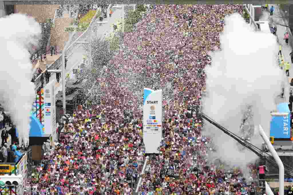 Para pelari memulai Marathon Tokyo saat melewati Gedung Pemerintah Metropolitan Tokyo di Tokyo, Jepang. (AP) 