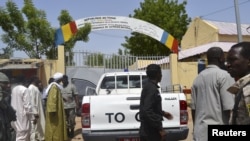 Des agents des services de securité enquètent sur le lieu d'une explosion le 5 juin 2015 à N'Djamena, Tchad