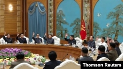 지난 5일 평양에서 김정은 북한 국무위원장 주재로 당 중앙위원회 제7기 제19차 정치국 회의가 열렸다고 관영 매체들이 전했다.