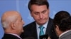 El presidente de Brasil, Jair Bolsonaro, mira en un teléfono móvil del Jefe de la Secretaría de Gobierno de la Presidencia, el jueves 1 de octubre de 2020. 