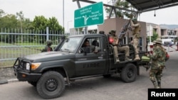 Les rebelles du M23 escortent les FDLR jusqu'à la frontière rwandaise pour être rapatriés après leur capture à Goma, selon le M23.