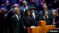 Flanqueada por el reverendo Al Sharpton y su esposo, Rodney Wells, RowVaughn Wells habla durante el funeral de su hijo Tyre Nichols en la iglesia cristiana Mississippi Boulevard en Memphis, Tennessee, el 1 de febrero de 2023.