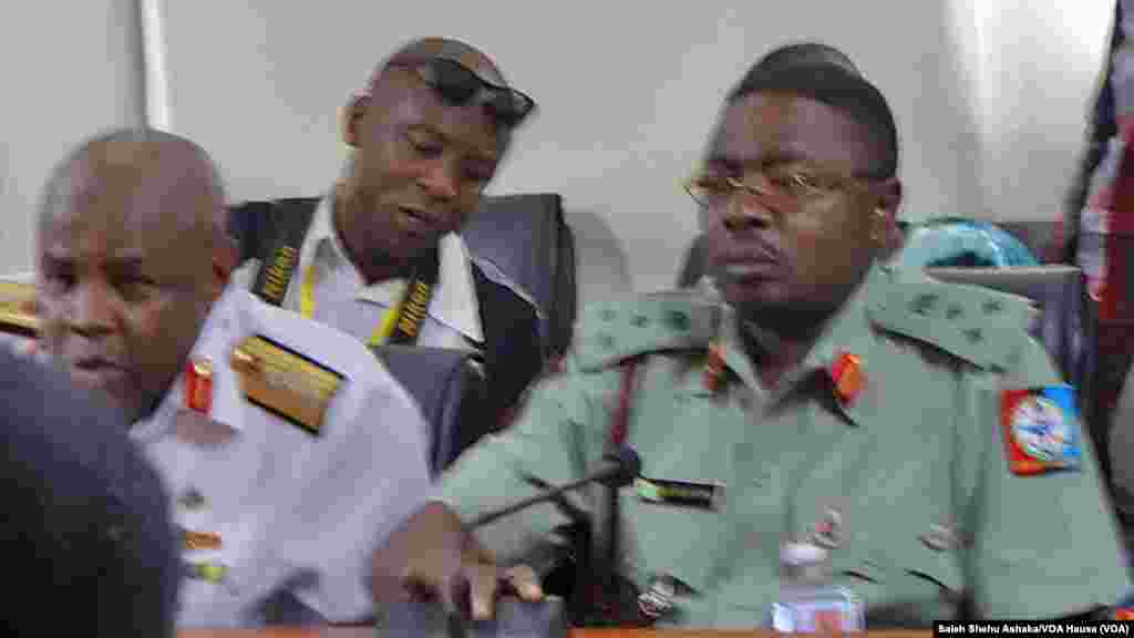 Shuwagabanin zanga-zangar Chibok da Manyan jami’an sojojin Najeriya a Abuja, 6 ga watan Mayu 2014.