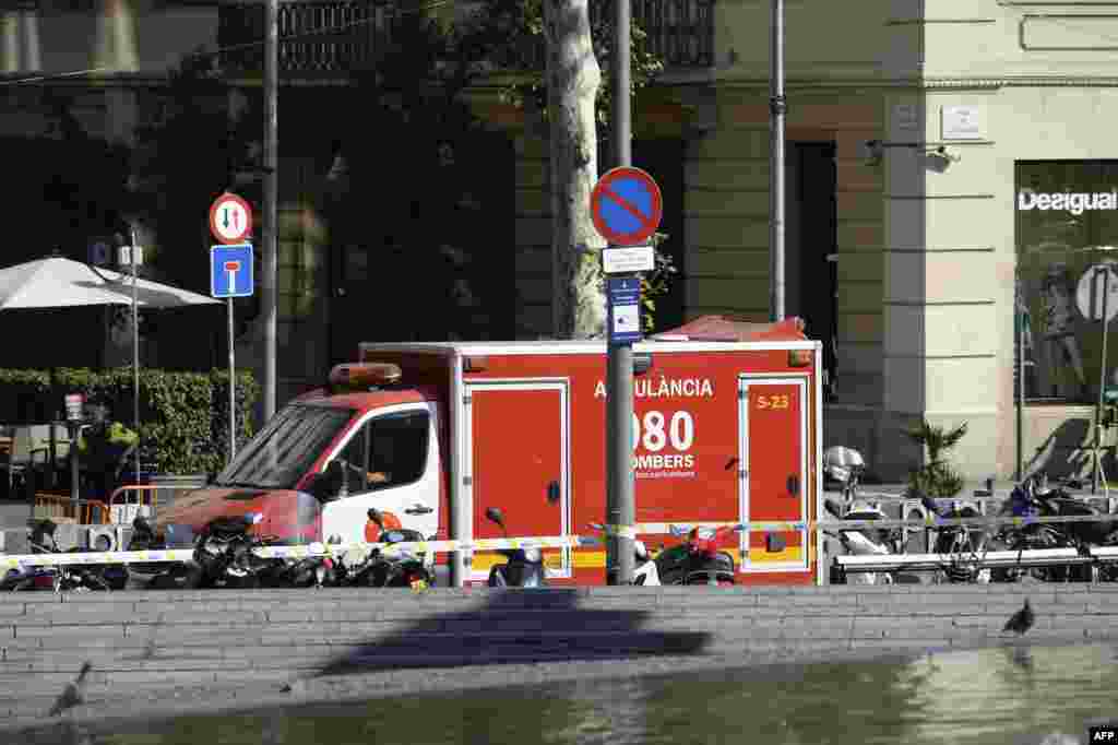 Wani dansanda na tsaye kusa da wata motar asibiti bayan harin Barcelona 