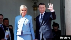 Presiden Perancis Emmanuel Macron dan istrinya, Brigitte Trogneux, di istana Elysee di Paris, 14 Mei 2017.