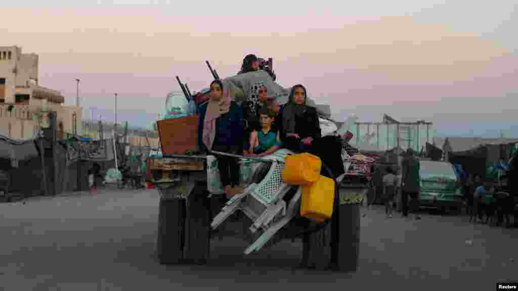 Palestinos desplazados viajan en un vehículo después de huir de la parte occidental de Khan Younis, tras una orden de evacuación del ejército israelí, en medio del conflicto entre Israel y Hamas, en el sur de la Franja de Gaza, el 21 de agosto de 2024.