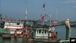 កម្មករ​នេសាទ​​កម្ពុជា​​កំពុង​យក​​​ធុងសាំង​​ជួយ​សណ្តោង​ទួកនេសាទ។​