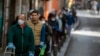 Warga antre membeli barang-barang keperluan sehari-hari dari supermarket, saat diberlakukannya karantina untuk mengurangi penyebaran virus corona di Madrid, Spanyol, Sabtu, 11 April 2020. (Foto: dok).