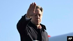美国国务卿布林肯在马里兰州安德鲁斯联合基地登上飞机，准备飞往牙买加与加勒比领导人就海地危机举行紧急会谈。(2024年3月11日)
