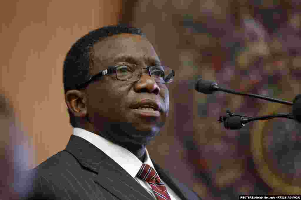 Ministan Lafiya Mr Isa'ac Folorunso Ya Halarci Taron Gaggawa Na Ma'aikatar Lafiya Akan Yadda Za'a Shawo Kan Cutar Zazzabin Lassa A Abuja Najeriya, Janairu 19, 2016. 