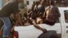 Des personnes brûlées à la suite de la collision d'un camion-citerne et d'un autre véhicule sur une route nationale sont transportées sur un véhicule du ministère de l’Intérieur, au Congo-central, RDC, 6 octobre 2018. (Facebook/Patrick Luyindula)