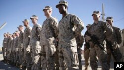 Marinir AS bersiaga dalam upacara pergantian komando di pangkalan militer Gugus Tugas Barat di kamp militer Shorab, Provinsi Helmand, Afghanistan, 15 Januari 2018.