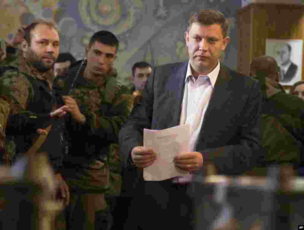 Donetskda isyonchilar rahbari Aleksandr Zaharchenko ovoz berayapti. 2-noyabr, 2014-yil.
