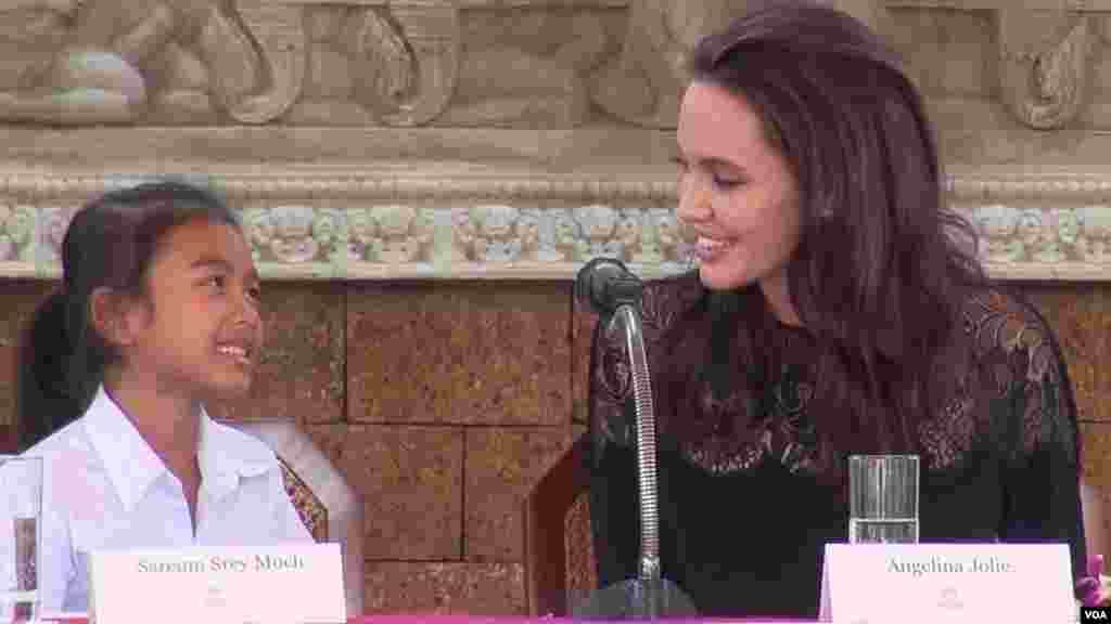 American actress and filmmaker Angelina Jolie talks to a young Cambodian actress during a press conference about "First They Killed My Father" in Siem Reap, Cambodia, February 18, 2017. (Neou Vannarin/VOA Khmer) 