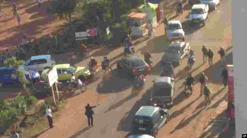 Photo prise d'un immeuble dans Bamako, 20 novembre 2015
