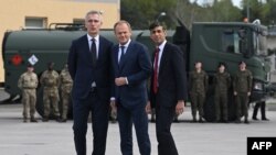 NATO-nun baş katibi Yens Stoltenberq (solda), Britaniyanın baş naziri Rişi Sunak, Polşanın baş naziri Donald Task 
