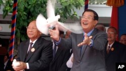 Cambodia's Prime Minister Hun Sen releases a dove during the celebrations of the 65th anniversary of the ruling Cambodian People's Party in Phnom Penh, Cambodia, Tuesday, June 28, 2016. Several hundreds of supporters participated in the celebration. (AP Photo)