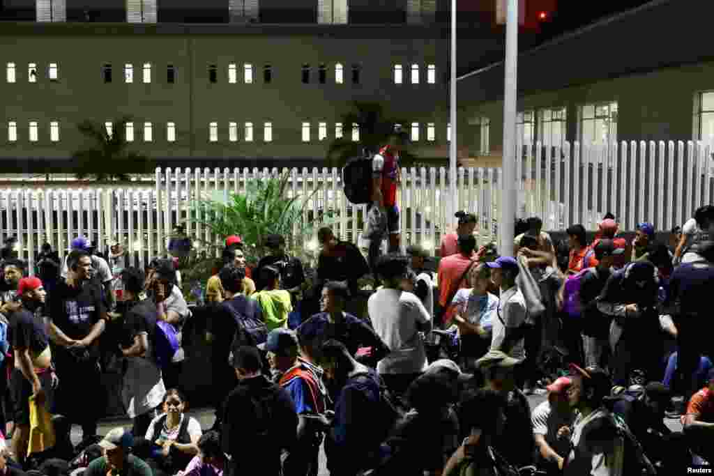 Además del miedo, la incertidumbre parece estar jugando un papel decisivo. Quienes esperan su cita en la aplicación CBP One para solicitar asilo en EEUU, son cada vez menos optimistas de conseguir una entrevista antes de que el presidente electo Donald Trump asuma el cargo en enero. 