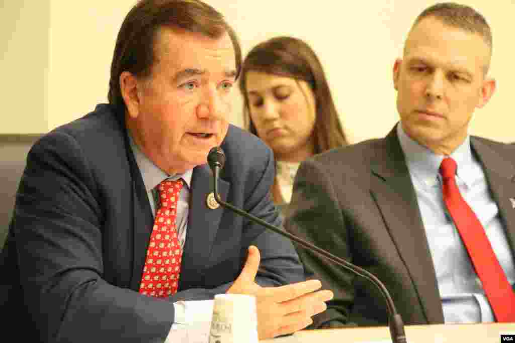 សមាជិកសភាលោក Ed Royce ប្រធានគណកម្មាធិការសភាទទួលបន្ទុកកិច្ចការបរទេសនៃគណបក្សសាធារណរដ្ឋមកពីរដ្ឋ Californiaថ្លែងនៅឯសវនាការសាធារណៈមួយរបស់អនុគណៈកម្មការទទួលបន្ទុកតំបន់អាស៊ីប៉ាស៊ីហ្វិកនៃគណៈកម្មការការបរទេសរបស់សភាជាតិអាមេរិកស្តីអំពី «ការធា្លក់ចុះរបស់កម្ពុជា៖ គោលនយោបាយដើម្បីគាំទ្រលទ្ធិប្រជាធិបតេយ្យ និងសិទ្ធិមនុស្ស‍» នៅថ្ងៃអង្គារ ទី១២ ខែធ្នូ ឆ្នាំ២០១៧ អាគារ Rayburn ក្នុងវិមាន Capitol ក្នុងរដ្ឋធានីវ៉ាស៊ីនតោន។ (ស្រេង លក្ខិណា/VOA)