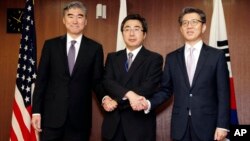 미국과 한국, 일본의 북 핵 6자회담 수석대표들이 1일 일본 도쿄에서 회담했다. 왼쪽부터 성 김 미 국무부 대북정책 특별대표, 이시카네 키미히로 일본 외무성 아시아대양주국장, 김홍균 한국 외교부 한반도평화교섭본부장.