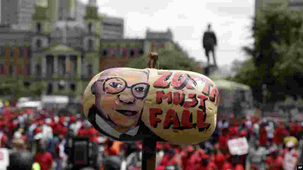 En Afrique du sud, les habitants manifestent contre le président Jacob Zuma et demande sa résignation alors que le rapport sur la corruption vient d’être publié, le 2 novembre 2016.
